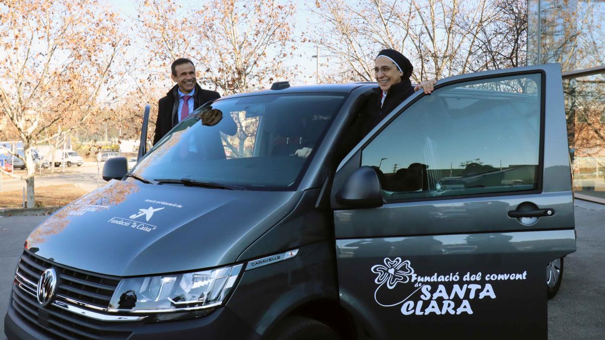 Jaume Masana, el director territorial Catalunya Caixabank i Sor Lucía Caram amb la furgoneta