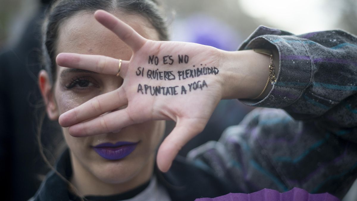 Les dones s’uneixen en una manifestació nocturna a Barcelona en la vigília del 8-M Les dones s’uneixen en una manifestació nocturna a Barcelona en la vigília del 8-M