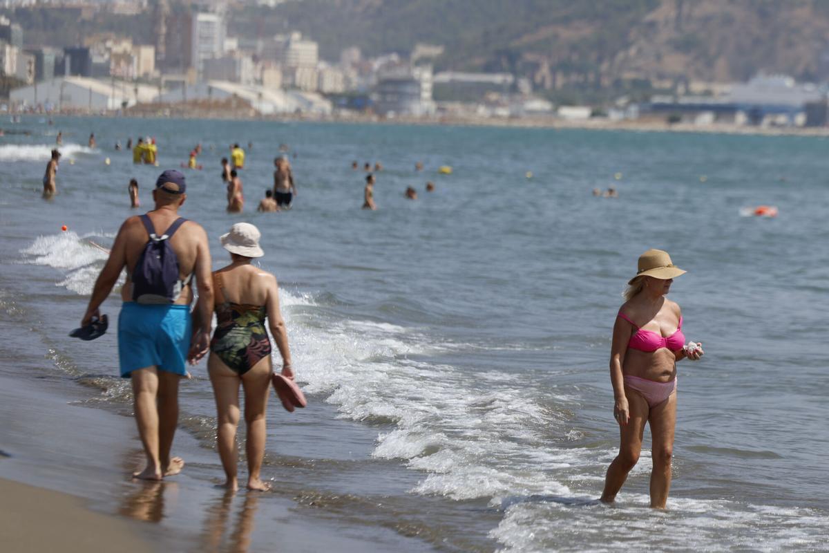 MÁLAGA, 20/08/2026.- Bañistas en la playa de La Misericordia de Málaga reabierta este jueves al público tras ser cerrada por la presencia de la bacteria E. coli. EFE/ Jorge Zapata