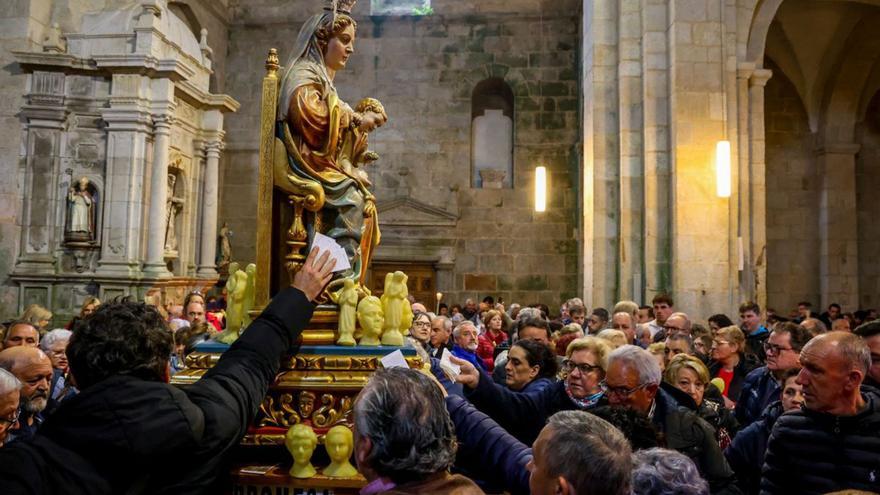 Asistentes a la misa.
| Iñaki Abella | IÑAKI ABELLA