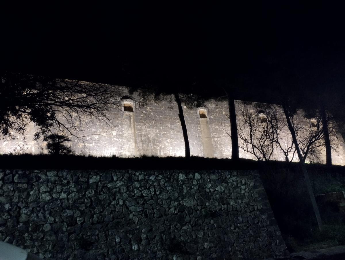 Otra imagen del depósito iluminado