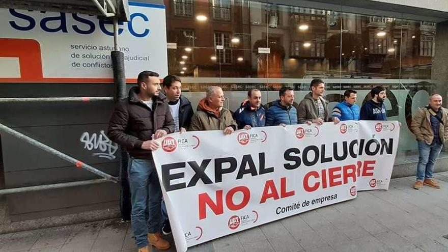 La representación sindical de Expal, a las puerta del SASEC.