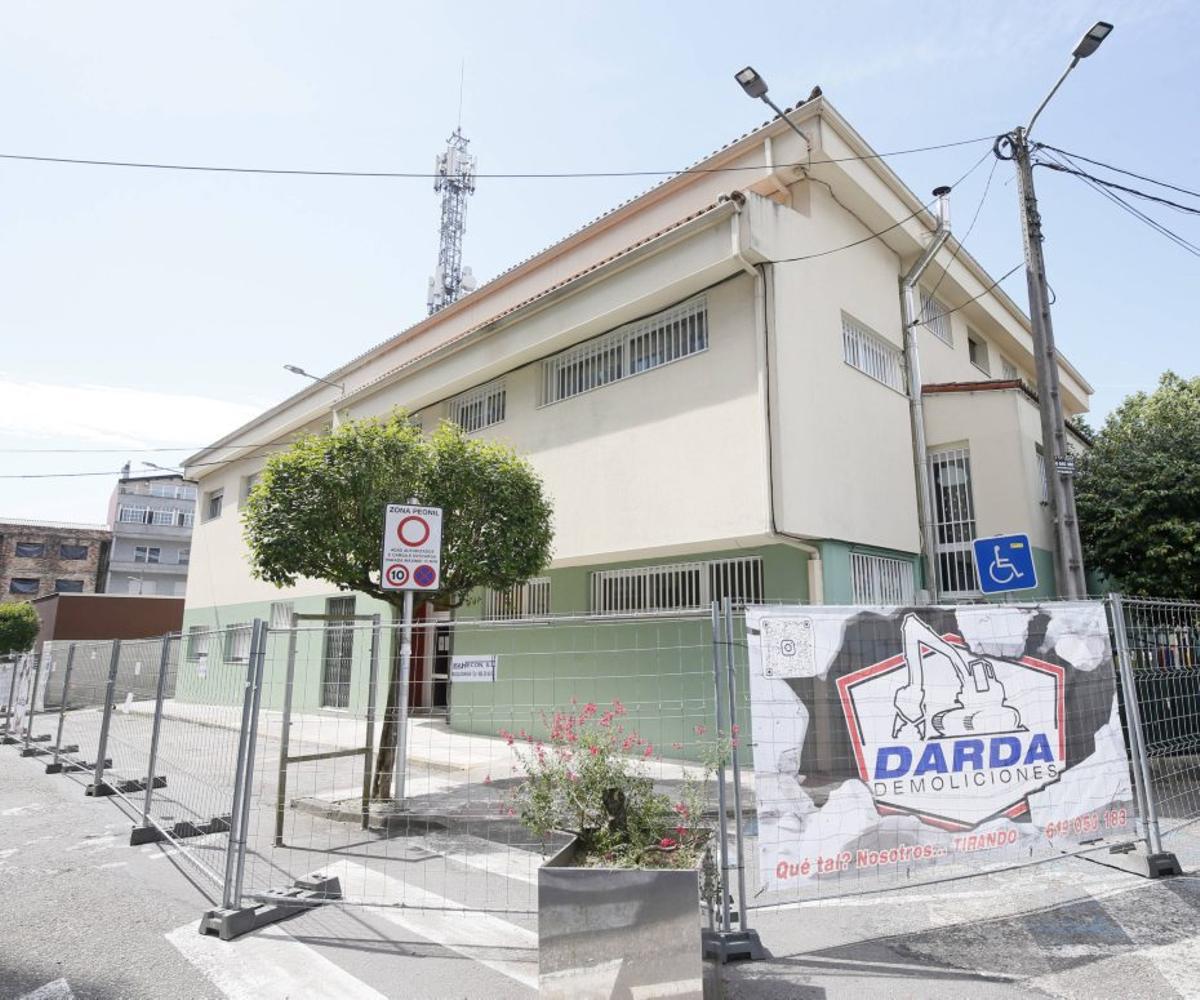 Edificio de la antigua escuela infantil, vallado para su demolición. | ANXO GUTIÉRREZ