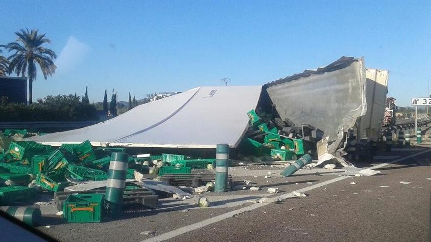 El camión accidentando en la A7, en Bétera