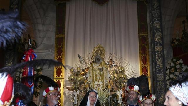Los festeros de las catorce comparsas de Villena muestran su fervor a la patrona con una alta participación en la Procesión del día grande.