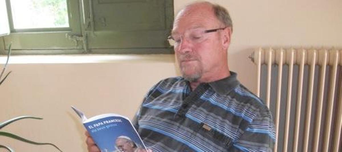 Cabana fullejant la seva publicació sobre el papa Francesc.