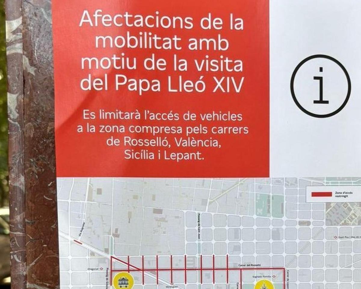 Un cartel informando de los cortes en el Eixample por la visita del papa León XIV
