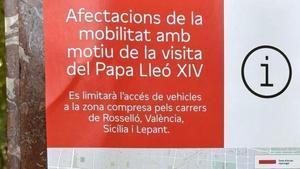 Un cartel informando de los cortes en el Eixample por la visita del papa León XIV