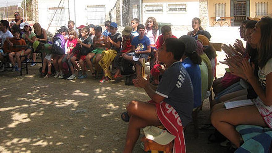 Niños del campamento de Sejas durante la visita del delegado de la Junta.