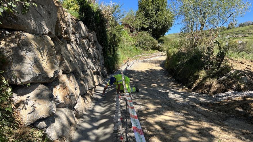Siero repara el camino que va de La Cabaña a La Teya, en la parroquia de Samartino