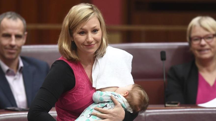 La senadora dando el pecho.