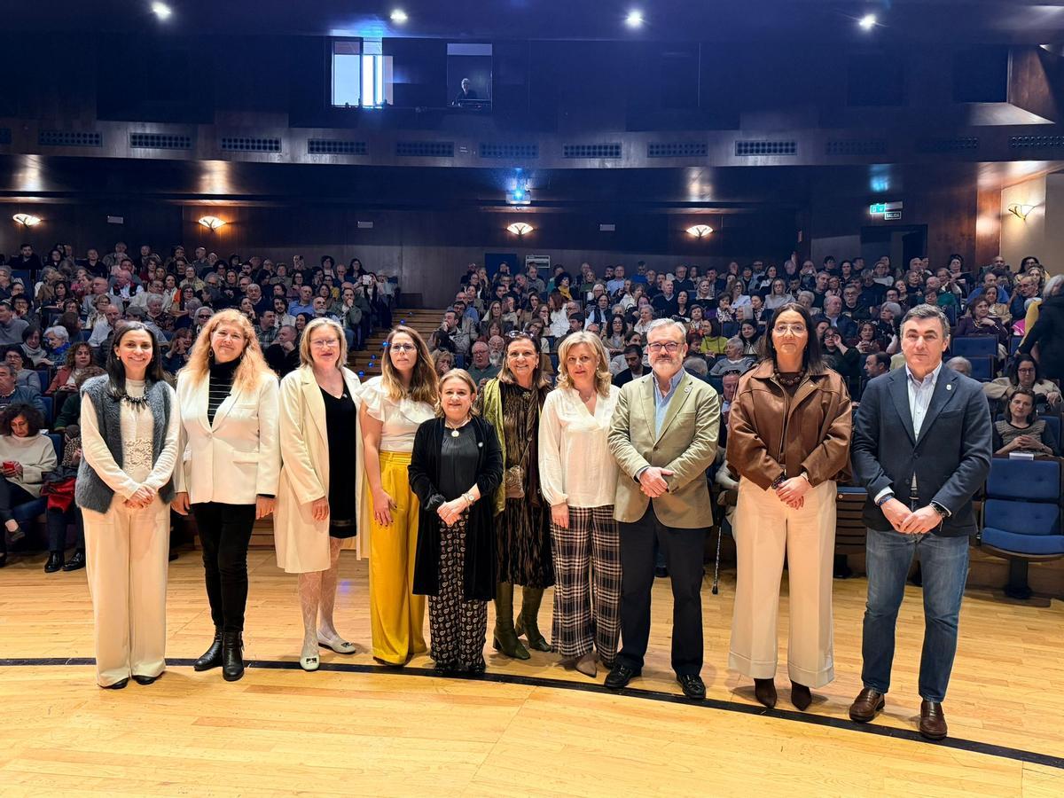 Por la izquierda, Carmen Labra, encargada de actividades culturales en la Catedral; la medievalista Margarita Torres, la productora Begoña Gutiérrez, la medievalista María Cáceres, Carmen Casal, la presidenta de Amigos del Reino Astur, Mamen de la Concha; Mónica Torres (Caja Rural)  y los concejales Alfredo García Quintana, Covadonga Díaz y Daniel Tarrio, ayer, en la sala de cámara del Auditorio.