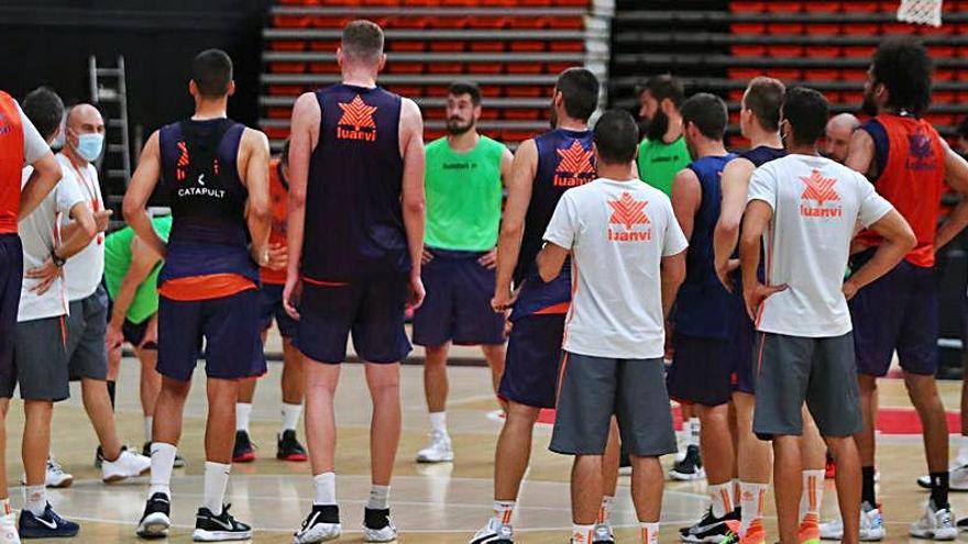 Los 14 jugadores de la primera plantilla y dos del filial, en el primer entrenamiento taronja.