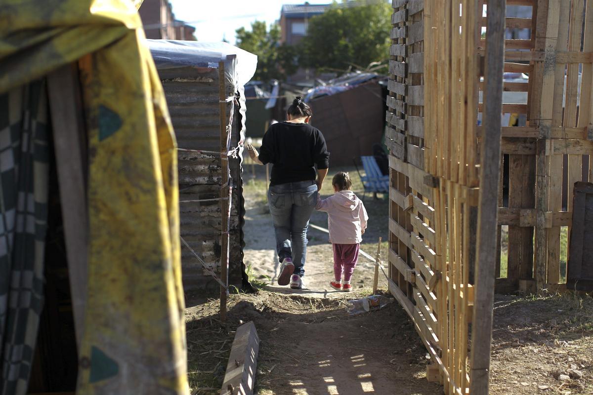 Una mujer y su hija, en uno de los barrios pobres de Buenos Aires.
