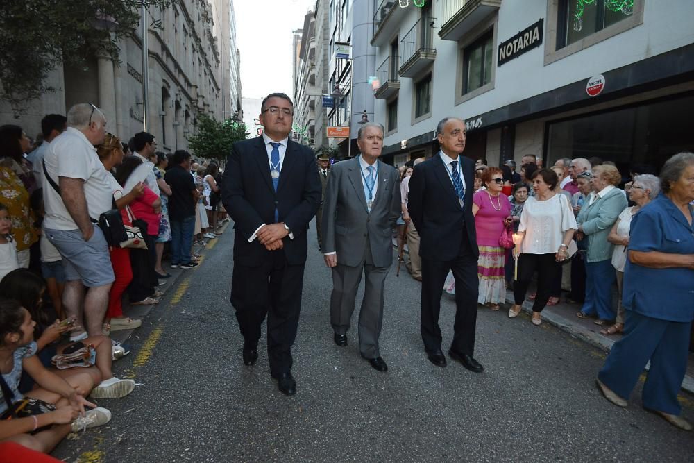 La imagen de la patrona de la provincia recorrió las calles del centro arropada por cientos de personas.