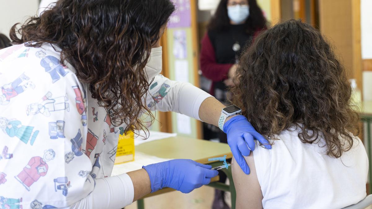 Inicio del proceso de vacunación contra la Covid19 en centros escolares de Castelló. En la imagen el CEIP Soler i Godes.