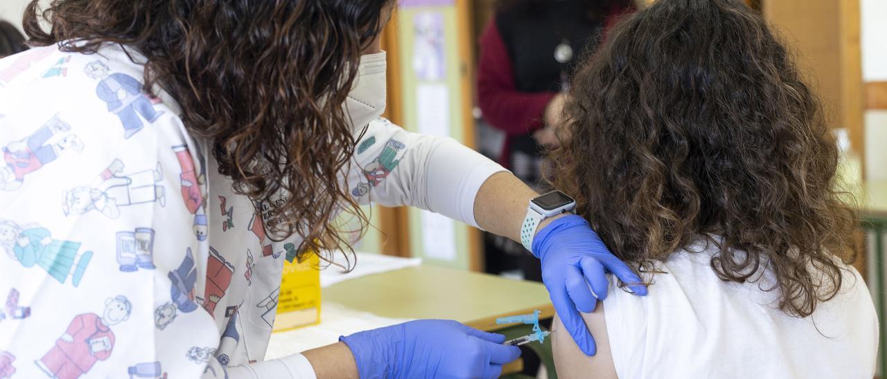 Inicio del proceso de vacunación contra la Covid19 en centros escolares de Castelló. En la imagen el CEIP Soler i Godes.