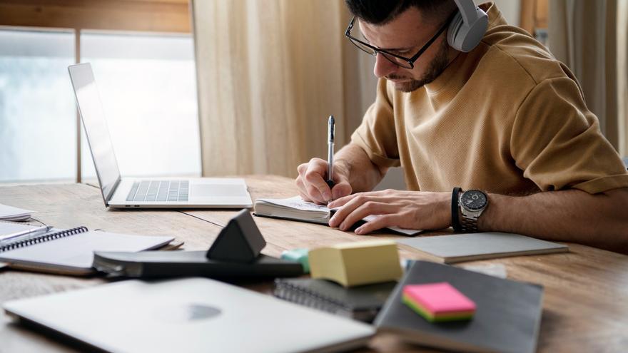 ¿Estás opositando? Esta academia en Alicante te invita a probarla gratis durante todo un mes