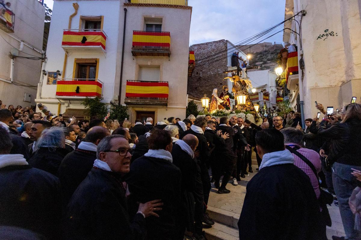 La Hermandad de Santa Cruz, con más de 80 años de historia, estaca por el descenso por las escalinatas de la calle San Rafael y el posterior regreso ‘a la carrera’ por el mismo itinerario hasta llegar a la Plaza de la Ermita