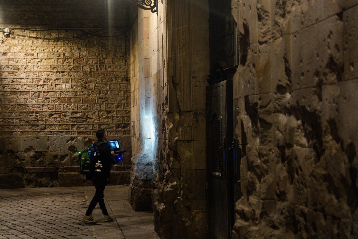 Ruta paranormal por los barrios de Ciutat Vella junto a los investigadores paranormales Caga2dos, Toni y David. AUTOR: Marc Asensio. Barcelona. 11/05/2026. OnBarcelona. Barcelona, Catalunya, España, fantasmas, cazafantasmas, Caga2dos, Gótico, Raval, Born, barrio, Ciutat Vella, investigación, espíritus, fantasmas, ruta paranormal