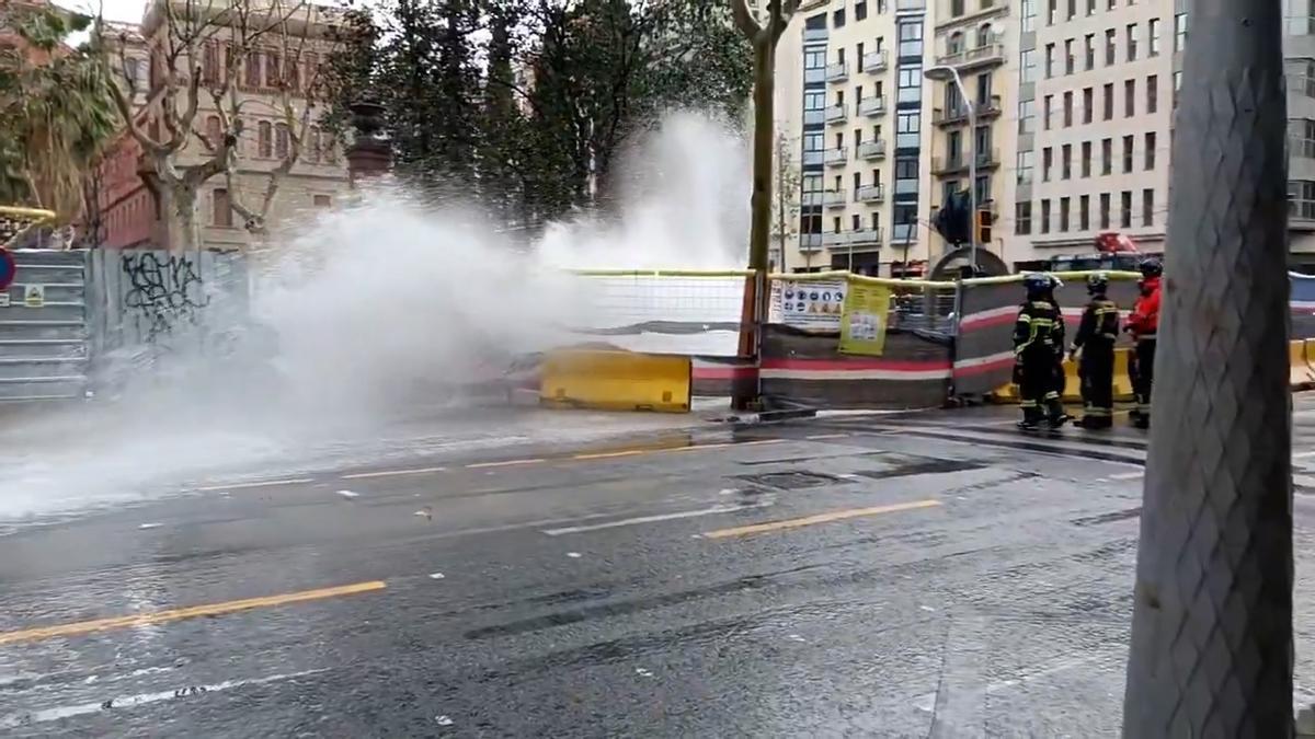 VIDEO | Las obras de la L8 causan una espectacular fuga de agua en pleno Eixample de Barcelona