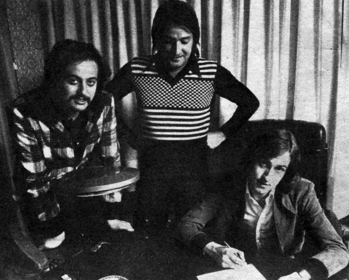 EL CANTANTE VALENCIANO NINO BRAVO (C), EN LA FIRMA DEL CONTRATO CON LOS HUMO, MIGUEL Y FERNANDO, QUE VIAJABAN CON EL HACE 50 AÑOS, EL 16 DE ABRIL DE 1973, CUANDO PERDIA LA VIDA EN UN ACCIDENTE DE TRAFICO.