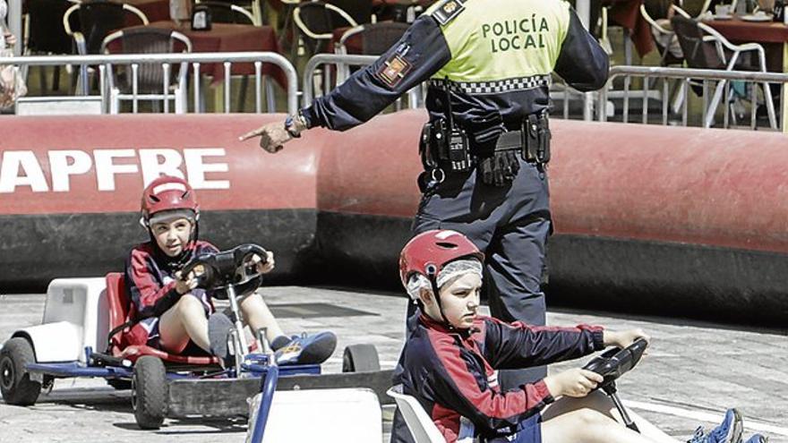 La plaza Mayor de Cáceres se convierte en un circuito de Karts para niños