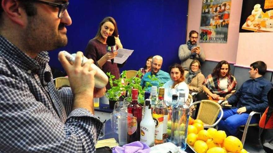 Un curso de coctelería en una localidad de O Salnés. // Iñaki Abella