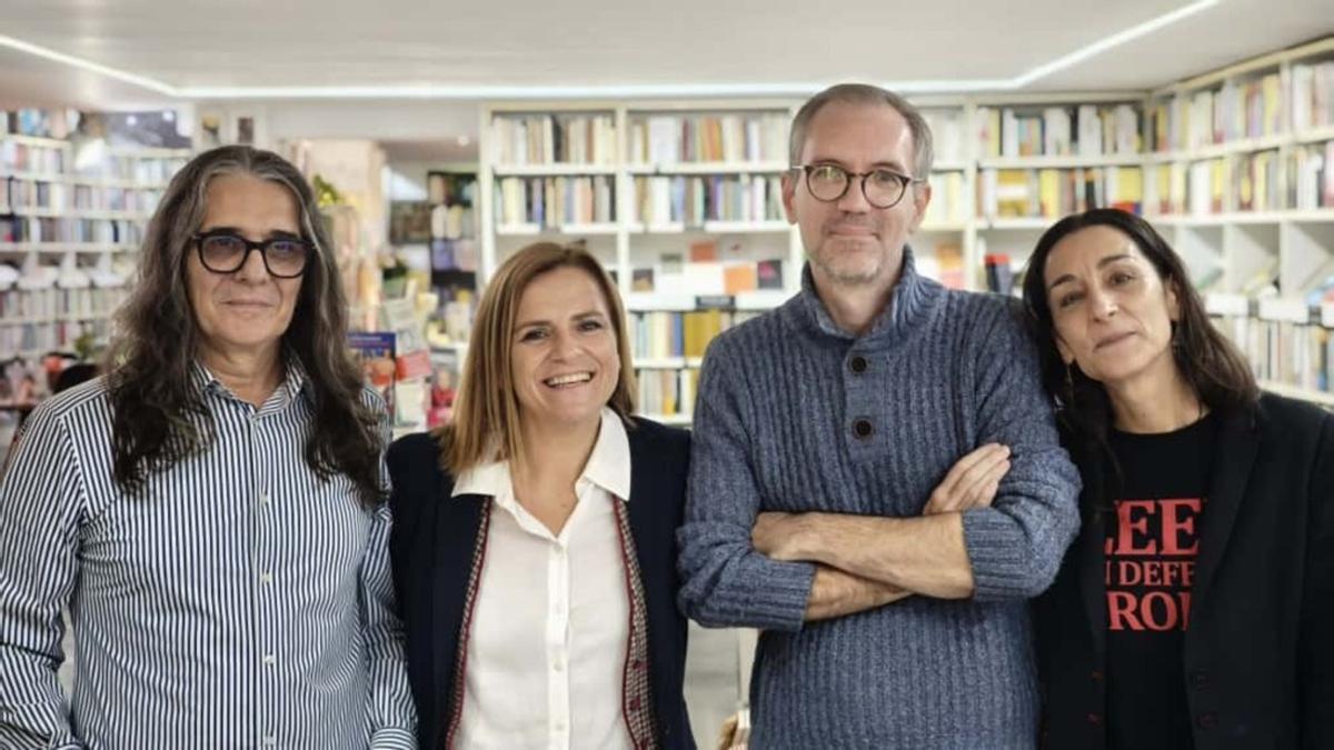 Pilar Bernabé con Almudena Amador, Francisco Benedito y Óscar Brox en la librería Ramón Llull.