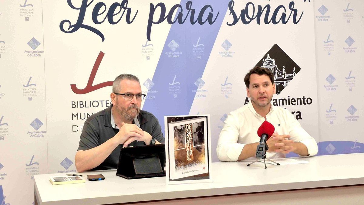 Rafael Espino y Fernando Priego, en la presentación del libro 'Desaparecidos'.