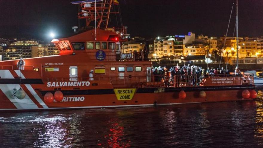 Salvamento Marítimo rescata en Canarias a 186 personas que viajaban en tres pateras