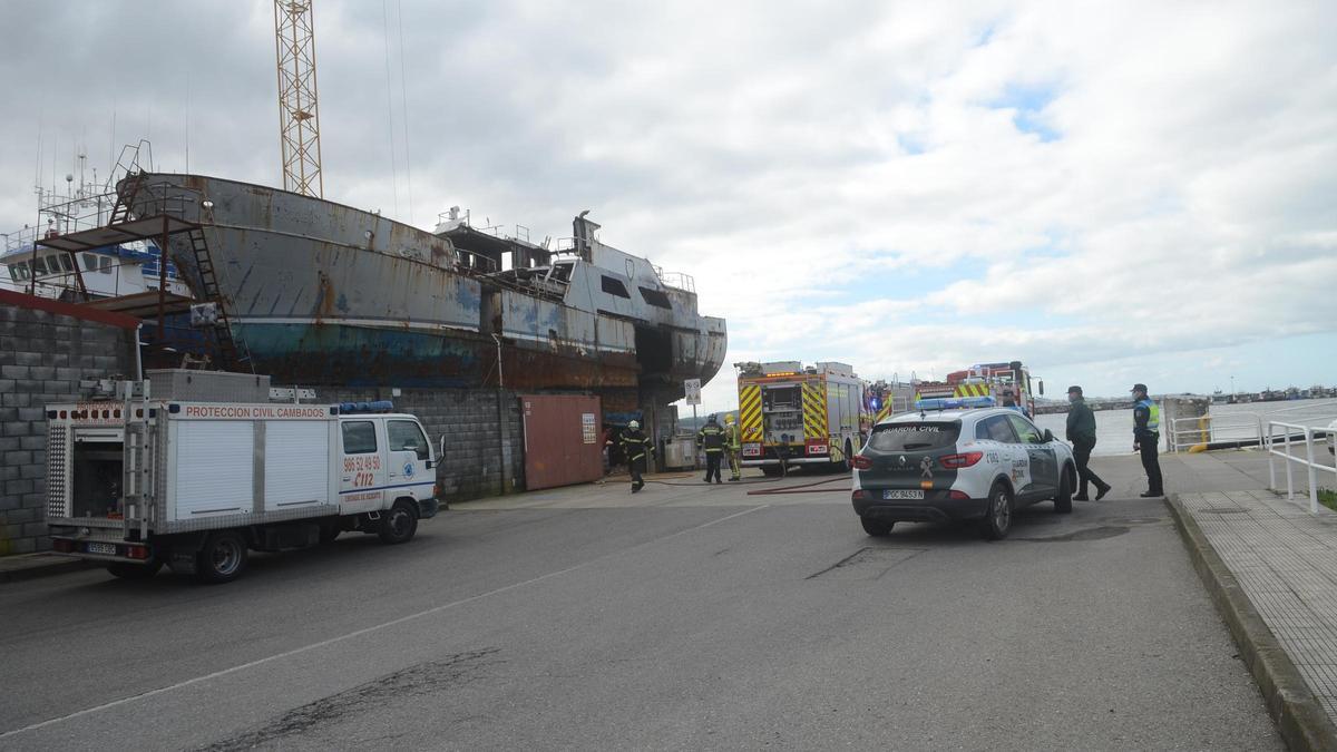 El dispositivo de emergencias, con el barco a la izquierda