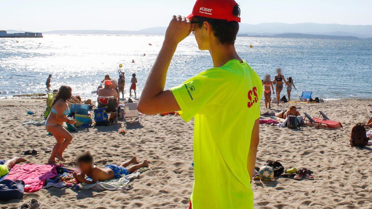 Un socorrista en la playa de O Preguntoiro, en una imagen de archivo IÑAKI ABELLA