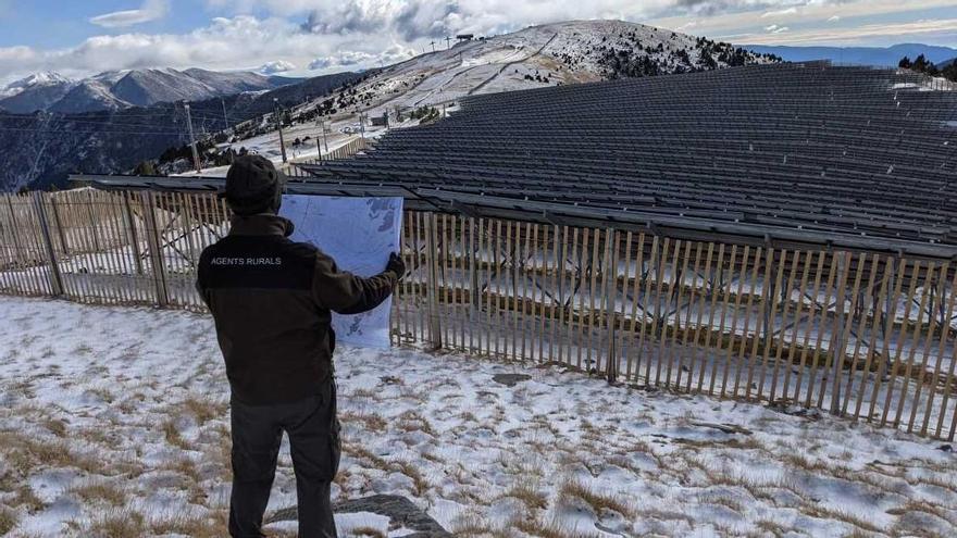 Un efectiu dels Agents Rurals davant de la construcció d&#039;un parc solar a la zona del Planell de la Tosa