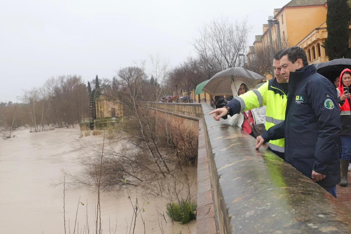 Juanma Moreno y José María Bellido observan el cauce del Guadalquivir a su paso por Córdoba