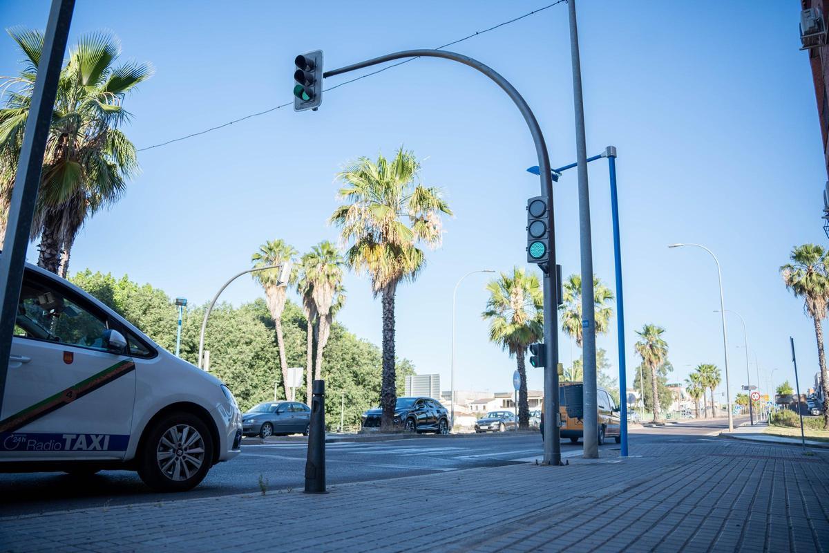 El semáforo renovado en el cruce de María Auxiliadora con Felipe VI, en Mérida.