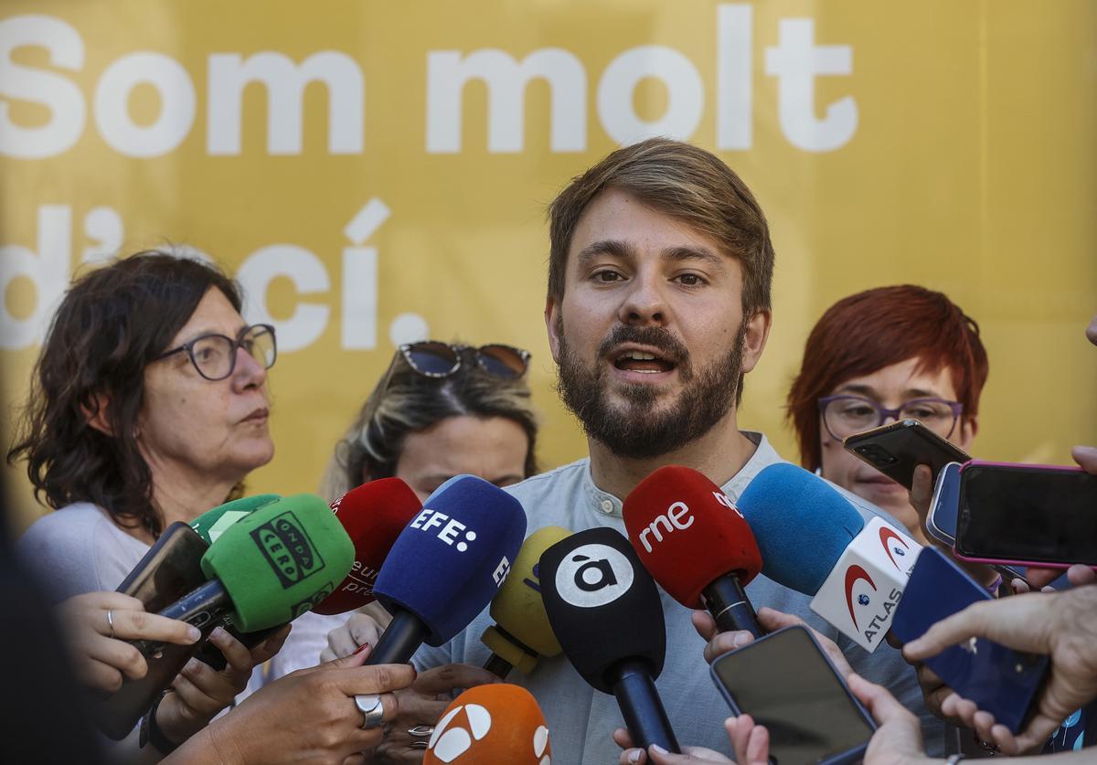 Coportavoz de Compromís, Alberto Ibáñez, esta mañana ante la sede