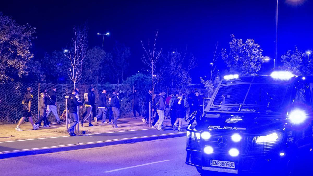 Un furgón de la Policía Nacional, a la salida del Ibercaja Estadio tras el duelo frente al Sporting de Gijón.