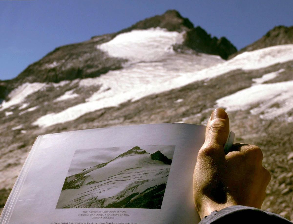 Comparativa del Glaciar del Aneto, en el Pirineo aragonés, entre 1982 y 2022.