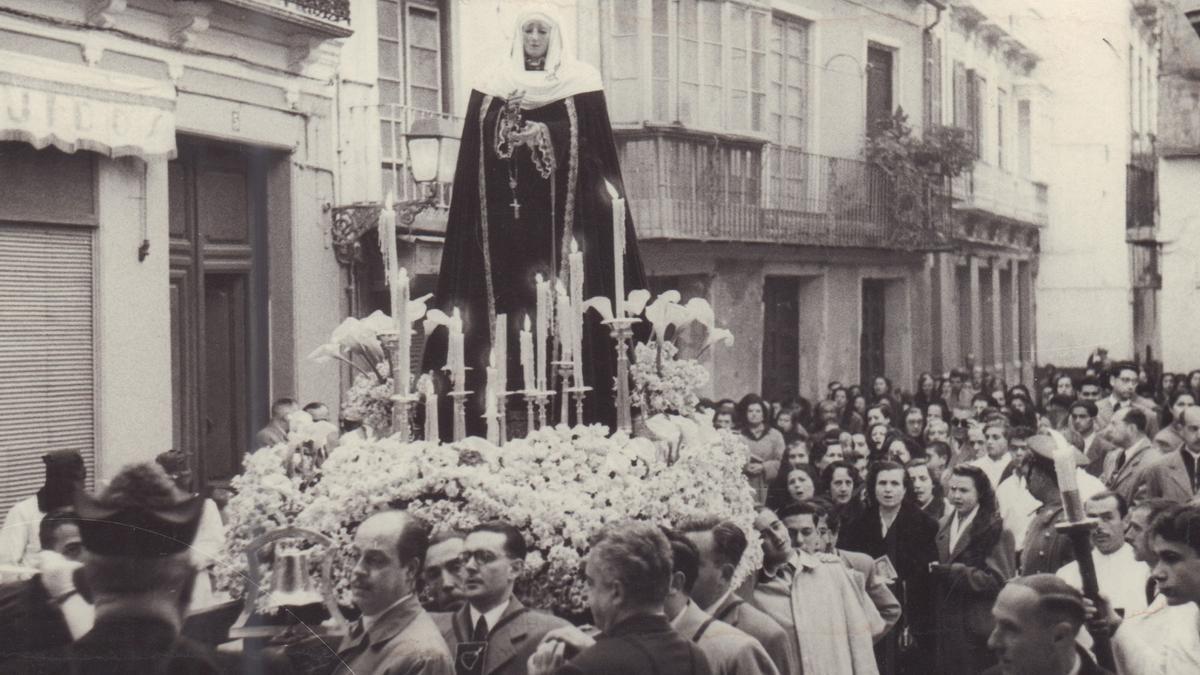 La Virgen de Lágrimas y Favores, portada en un trono por las calles de Málaga.