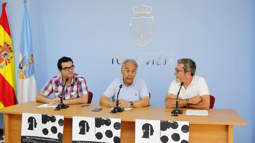 De izquierda a derecha, José Norberto Mazón -coordinador de la Sede-, Domingo Pérez -concejal de Cultura- y Rafael Maestro -pintor y escultor, profesor que impartirá el curso-