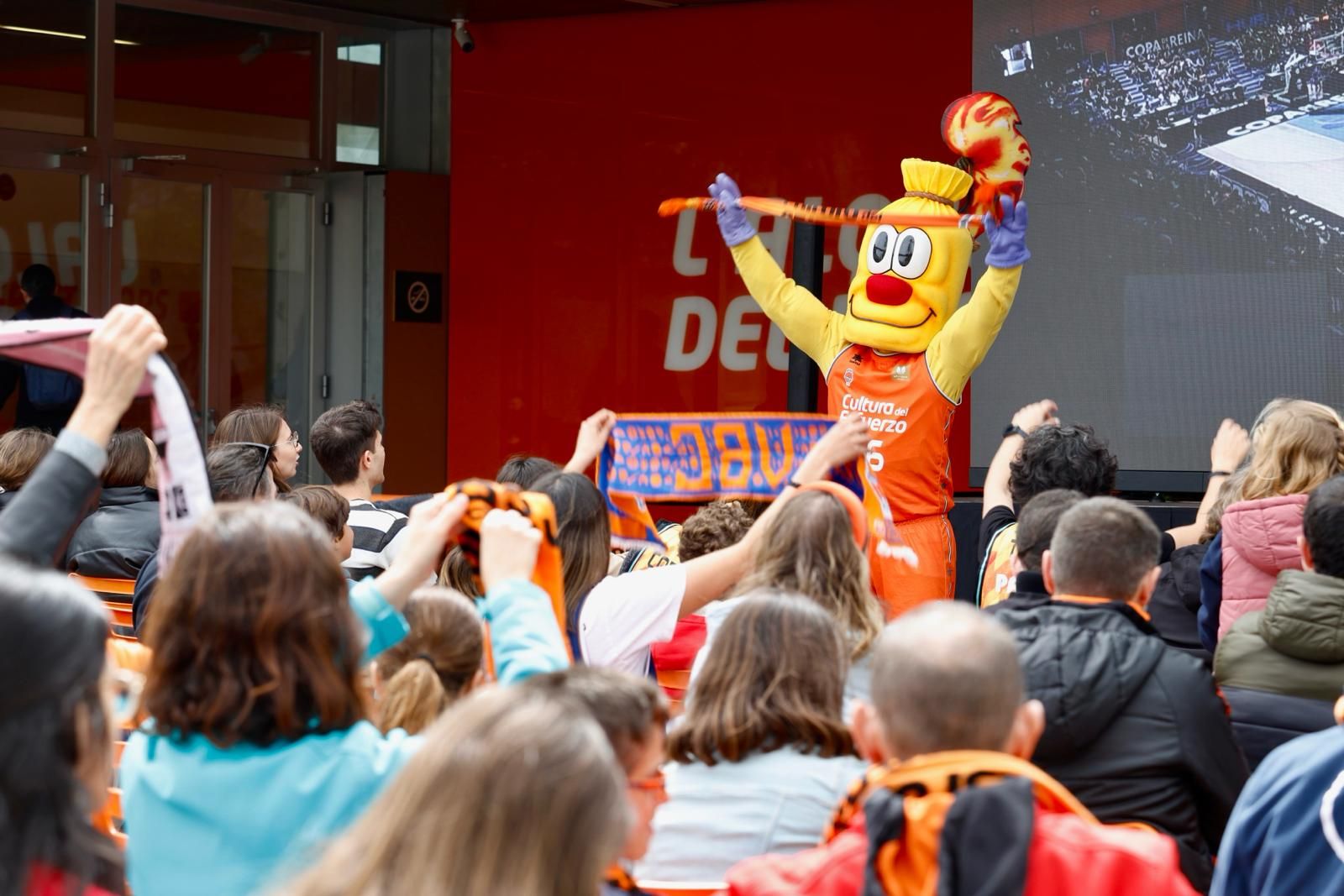 Los aficionados del Valencia Basket celebran la conquista de la Copa de la Reina