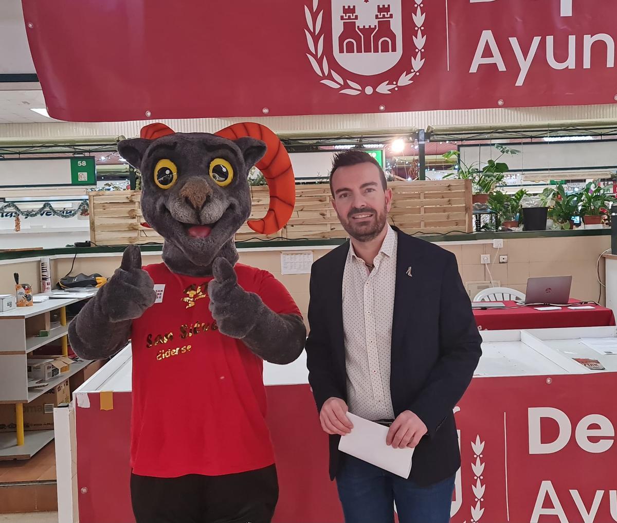 El concejal Fernando Gómez con la cabra silvestre como mascota de la San Silvestre Eldense.