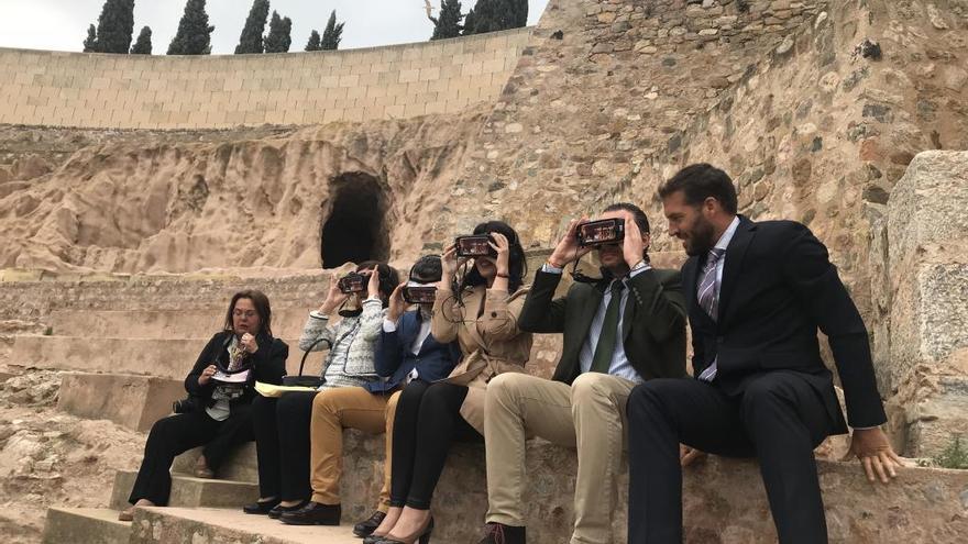 Autoridades con las gafas de realidad virtual en el Teatro.