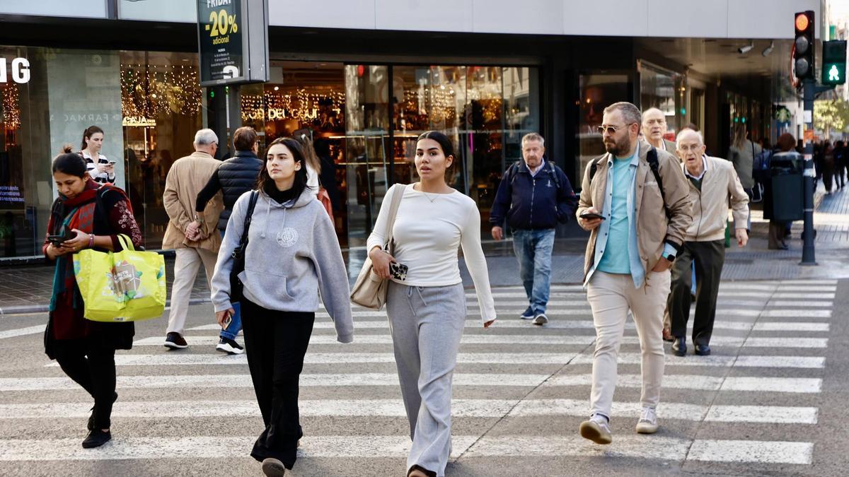 Ciudadanos caminan por un centro de València preparado para el 'Black Friday', la semana pasada.