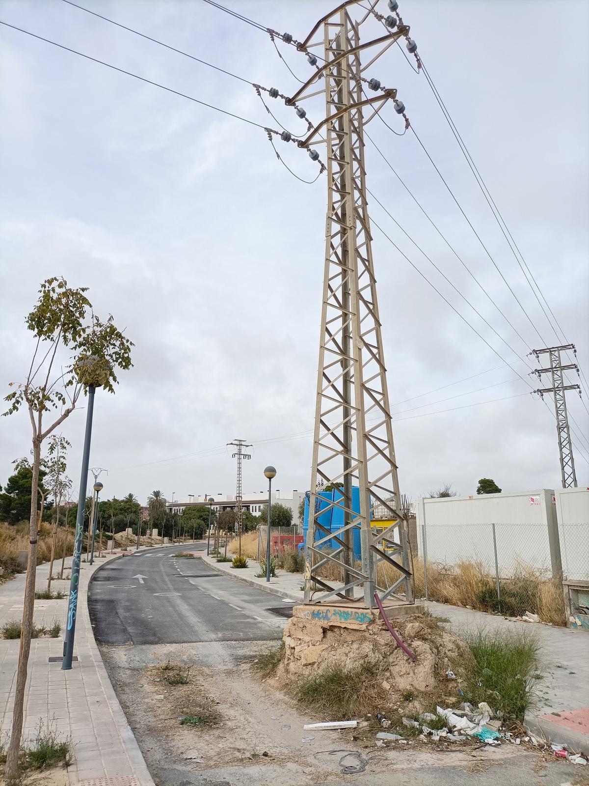 Torre de alta tensión en mitad de una calle.