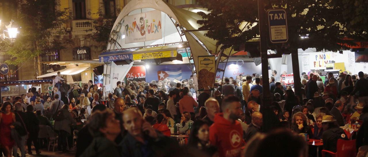 Ambiente nocturno durante las celebraciones de San Mateo en 2019.