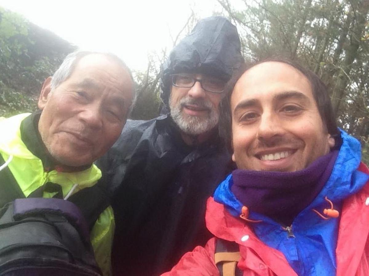 En plena ruta, el autor con Naoichi y Nemesio, en el Camino Francés en 2016.