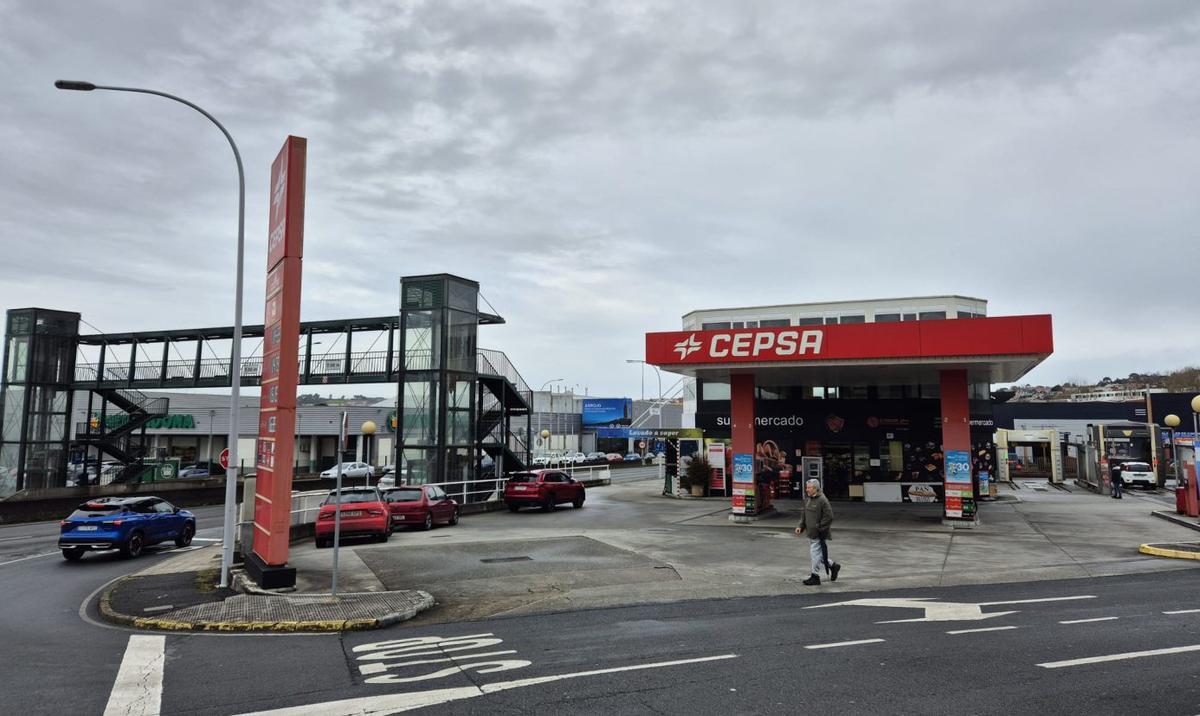 Estación de servicio de Moeve en la N-VI a la altura de la urbanización Icaria, en Oleiros. | LOC |