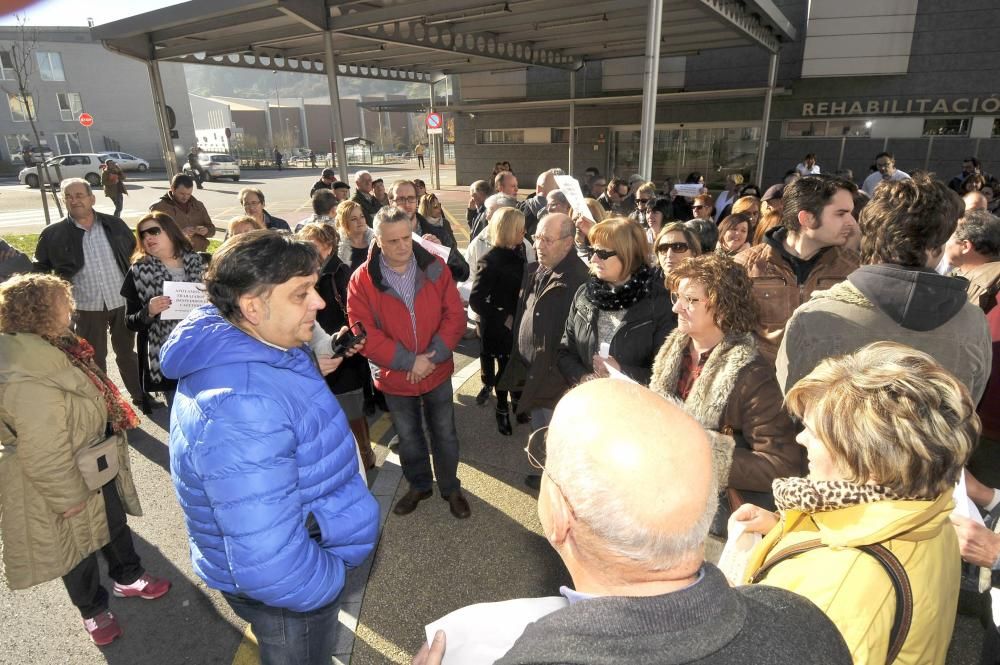 Protesta de los empleados del hospital por el despido de dos trabajadores de la cafetería